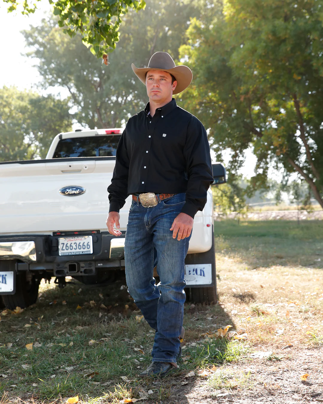 Men's Solid Classic Fit Button-Down Western Shirt - Image 4